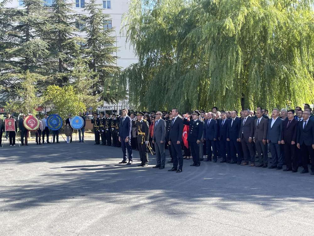 Bor’da Cumhuriyet coşkusu çelenk sunumu ile başladı